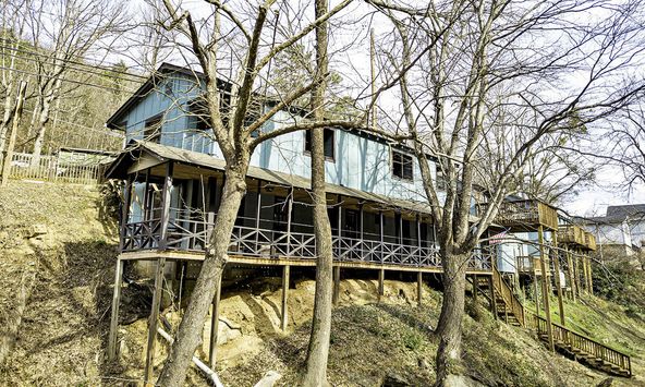 Riverside Lodge at Chimney Rock: 289 Main St, Chimney Rock, NC 28720